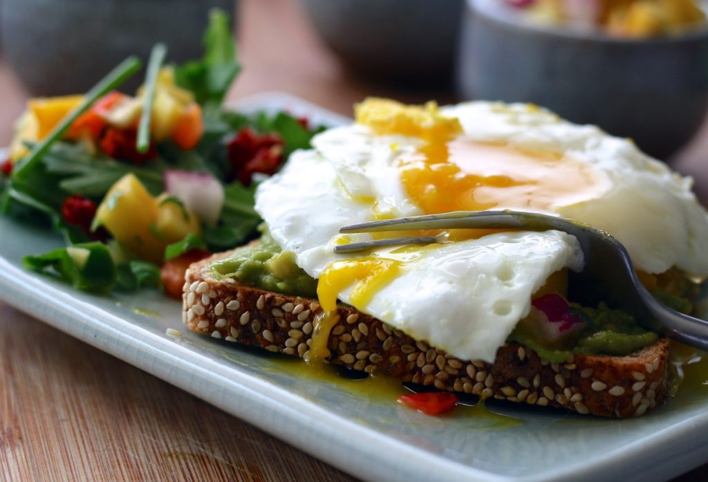 4 desayunos para entrenar con energía y quemar gras, desayunos para entenar, desayunos saludable, dietas online, dietista online