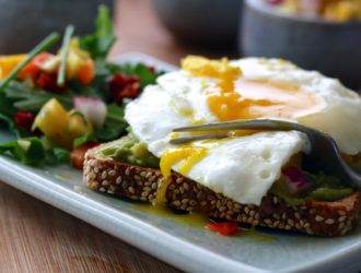 4 desayunos para entrenar con energ&iacute;a y quemar gras, desayunos para entenar, desayunos saludable, dietas online, dietista online