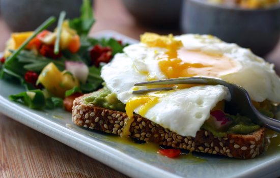 4 desayunos para entrenar con energía y quemar gras, desayunos para entenar, desayunos saludable, dietas online, dietista online