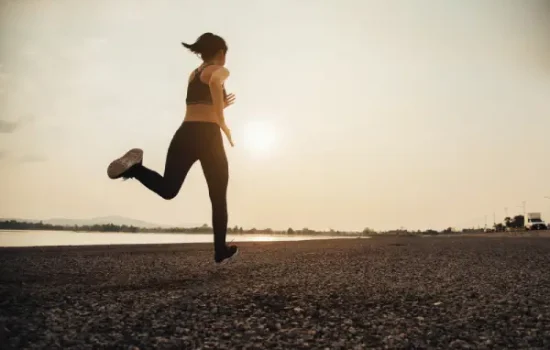 “Mujer runner disfrutando del ejercicio al aire libre”