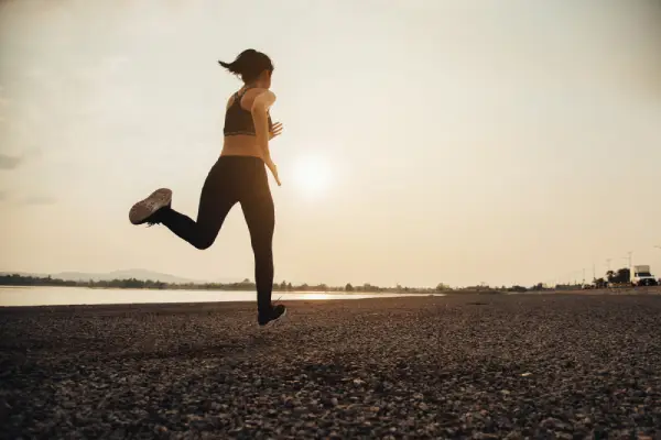 “Mujer runner disfrutando del ejercicio al aire libre”