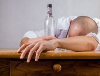 resaca, ebrio, exceso de alcohol en sangre, beber alcohol, coma etílico