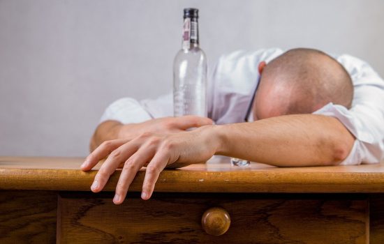 resaca, ebrio, exceso de alcohol en sangre, beber alcohol, coma etílico