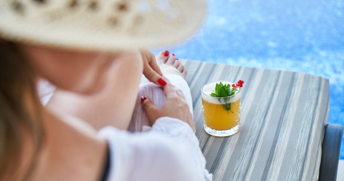 Mujer disfrutando del verano mientras sigue h&aacute;bitos saludables para adelgazar