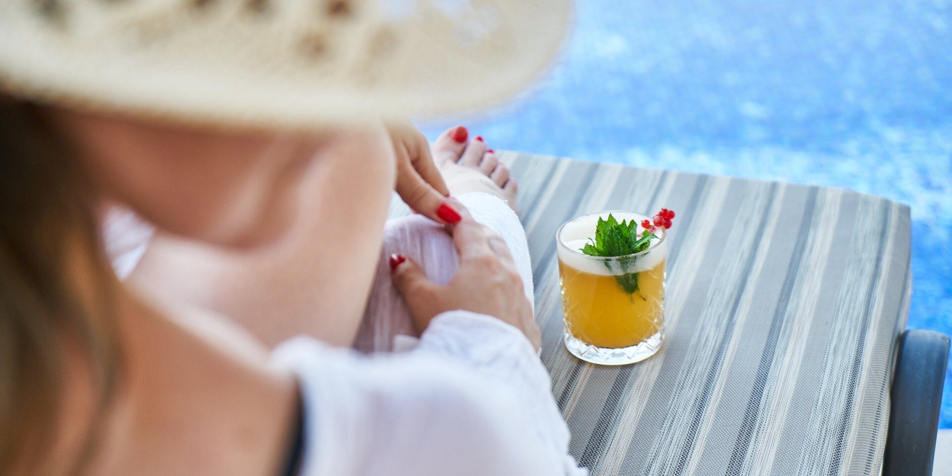 Mujer disfrutando del verano mientras sigue hábitos saludables para adelgazar