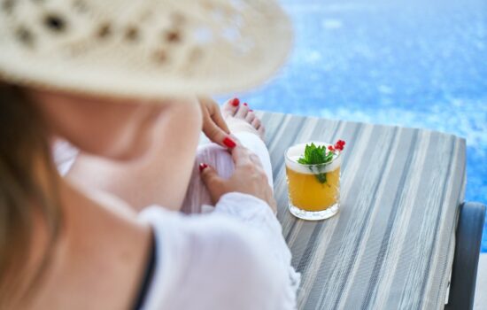 Mujer disfrutando del verano mientras sigue h&aacute;bitos saludables para adelgazar