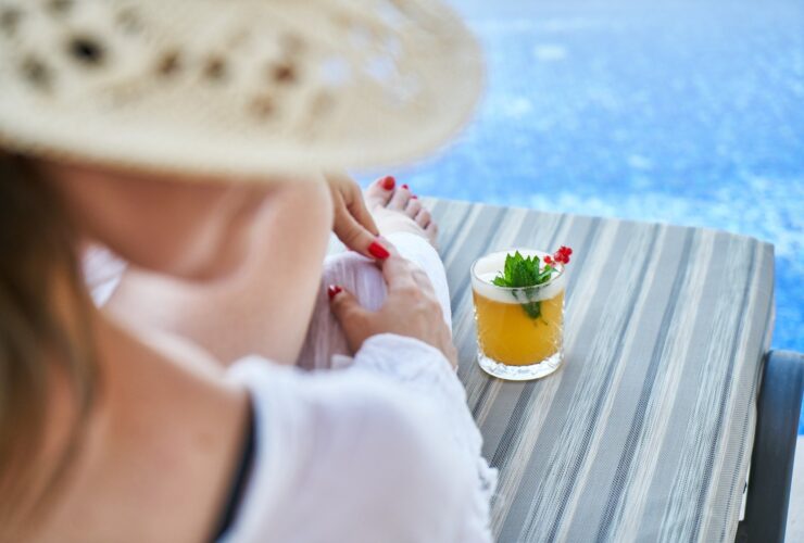 Mujer disfrutando del verano mientras sigue h&aacute;bitos saludables para adelgazar