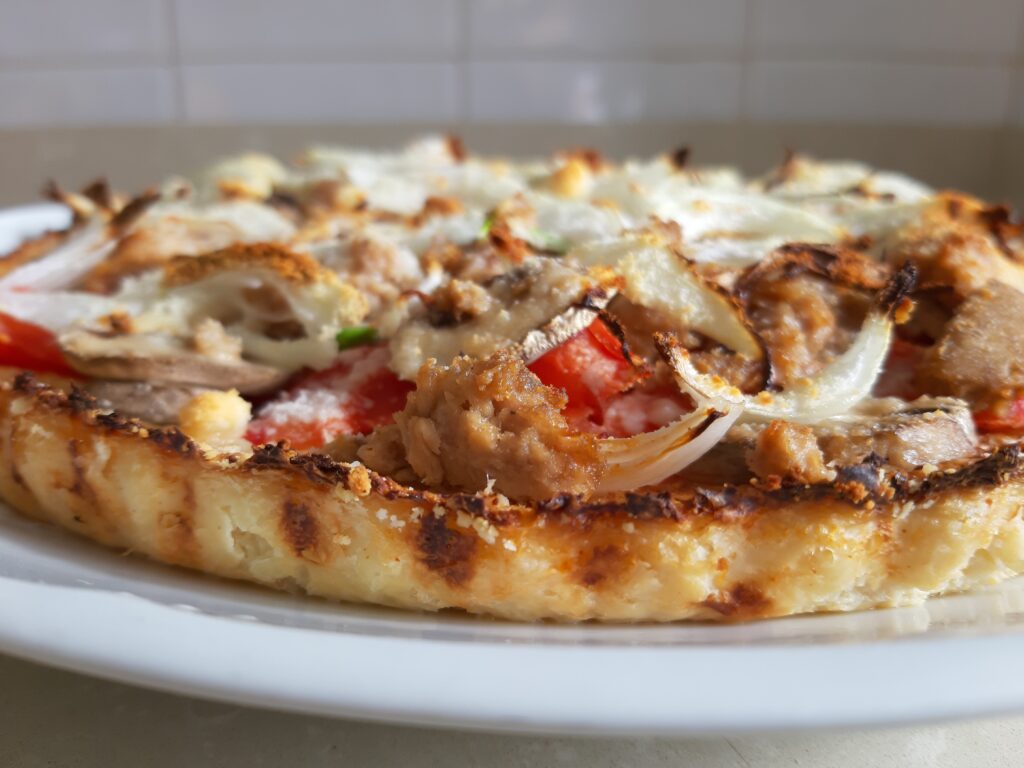 Pizza con base de coliflor, recetas de verdura, reetas veganas, recetas vegerarianasrecetas fáciles, recetas para adelgazar