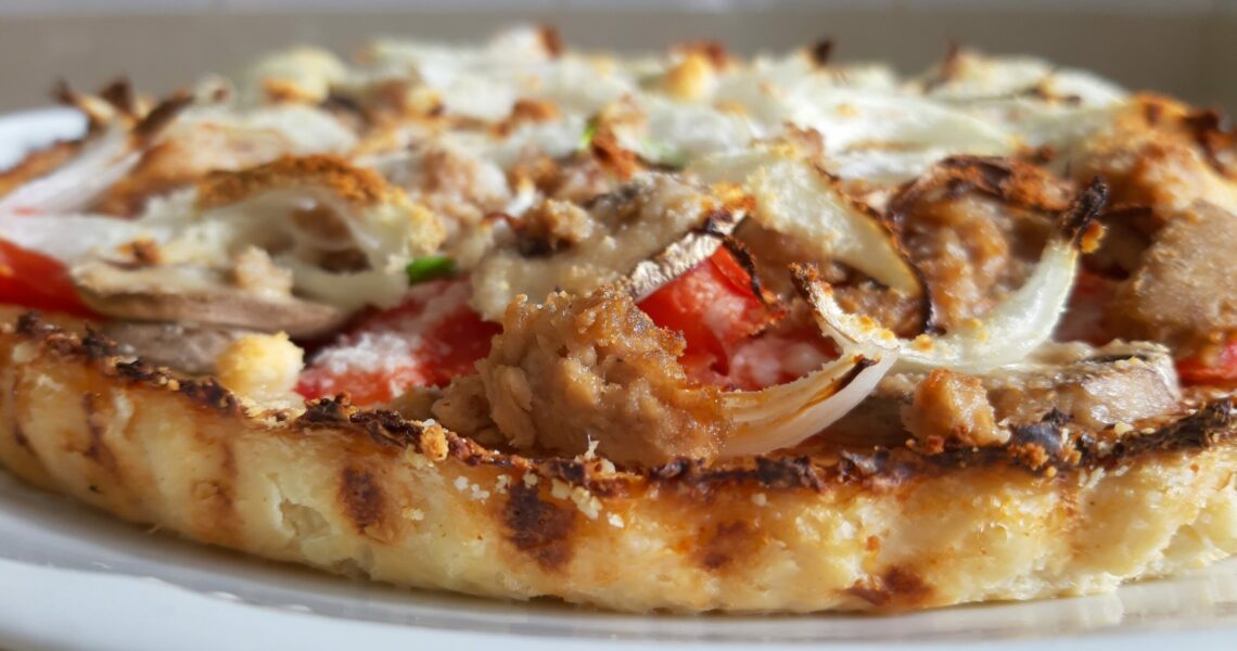 Pizza con base de coliflor, recetas de verdura, reetas veganas, recetas vegerarianasrecetas fáciles, recetas para adelgazar