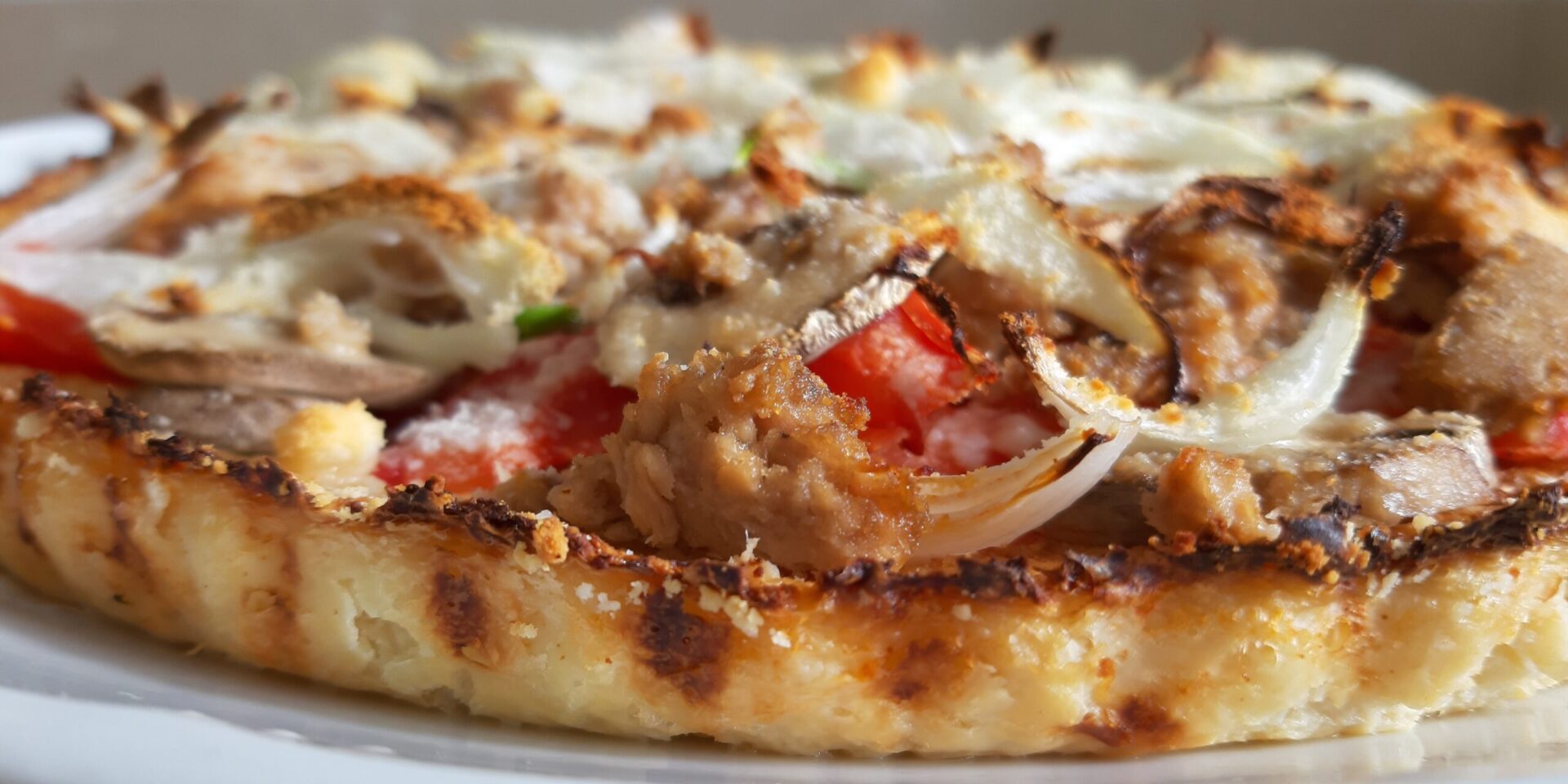 Pizza con base de coliflor, recetas de verdura, reetas veganas, recetas vegerarianasrecetas fáciles, recetas para adelgazar