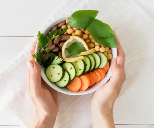 mesa con alimentos saludables de la dieta mediterr&aacute;nea para una alimentaci&oacute;n equilibrada