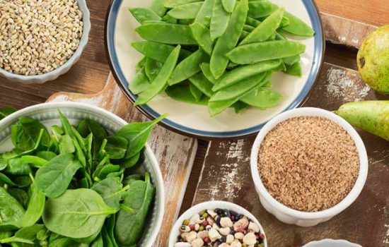 Quizás te preguntes cómo encontrar una buena nutricionista ya que hay tantas ofreciendo sus servicios y es normal que quieras asegurarte de elegir bien, ya que es la salud,  lo que ponemos en sus manos, por ello tenemos que encontrar la que disponga de la mejor preparación y experiencia. Para elegir bien te vamos a dar las claves para que tengas en cuenta los factores que debe reunir la mejor nutricionista en Algemesi. Lo primero que hará una buena nutricionista es empezar por hacer un examen antropométrico y una valoración nutricional. ¿En qué consiste el examen antropométrico? El examen antropométrico permite evaluar el estado nutricional por medio de anotar el peso, talla, medición de perímetros, pliegues cutáneos e IMC (índice de masa corporal). Este análisis, ayudará a la nutricionista a valorar el estado físico, el posible riesgo de enfermedades cardiovasculares debidas a la obesidad y los parámetros que indican el nivel de grasa corporal, carencias en nivel de líquidos y porcentaje de masa muscular. Esta evaluación le permitirá hacer un plan alimenticio adaptado a las circunstancias de cada persona. Realización de un plan de dieta personalizado Cada persona tiene una necesidades nutricionales particulares, por lo que las dietas tipo que circulan por todas partes y especialmente en las redes, dietas milagro que prometen perder peso en poco tiempo, son ganchos en los que muchos caen, pero que no consiguen resultados a largo plazo. Es por ello que la mejor nutricionista en Algemesi, te confeccionará una dieta adaptada a tus circunstancias y gustos personales para que no solo pierdas peso, sino que te ayudará a crear hábitos alimenticios saludables que logren un bienestar a largo plazo, logrando no solo la pérdida de peso, sino un mejor estado de salud. En estos tiempos en los que cada vez más personas sufren intolerancias y alergias alimenticias, confeccionará los menús, teniendo en cuenta todos estos factores, evitando aquellos alimentos que contengan alérgenos o intolerancias que afecten a cada persona. Estos planes personalizados se realizan para cubrir todas las distintas necesidades para cada caso. Niños Adolescentes Ancianos Deportistas Menopausia Cada etapa de la vida de una persona, conlleva unas necesidades nutricionales particulares que la mejor nutricionista podrá satisfacer. Dietas online Hoy en día, gracias al acceso a través de internet, podemos encontrar la mejor nutricionista en Algemesi, que te va a ofrecer todos los servicios y ventajas como: Fácil acceso desde casa, sin tener que hacer desplazamientos. Asesoramiento diario por parte de tu dietista. Acceso a través de la web a tus recetas personalizadas, para que las tengas siempre a mano. Ahorrarás tiempo y dinero. Puedes acceder a la mejor nutricionista desde cualquier lugar. Ideal para personas con movilidad reducida, muy ocupadas o confinadas. Experiencias y opiniones A todos nos gusta ver los buenos resultados obtenidos por estos profesionales, con lo que es bastante útil poder ver los distintos testimonios de las personas que han pasado por la consulta de nutrición y ya han obtenido sus buenos resultados. 