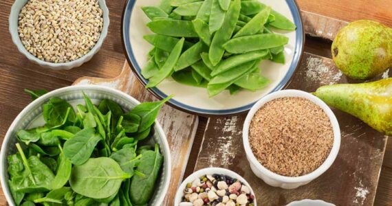 Quizás te preguntes cómo encontrar una buena nutricionista ya que hay tantas ofreciendo sus servicios y es normal que quieras asegurarte de elegir bien, ya que es la salud, lo que ponemos en sus manos, por ello tenemos que encontrar la que disponga de la mejor preparación y experiencia. Para elegir bien te vamos a dar las claves para que tengas en cuenta los factores que debe reunir la mejor nutricionista en Algemesi. Lo primero que hará una buena nutricionista es empezar por hacer un examen antropométrico y una valoración nutricional. ¿En qué consiste el examen antropométrico? El examen antropométrico permite evaluar el estado nutricional por medio de anotar el peso, talla, medición de perímetros, pliegues cutáneos e IMC (índice de masa corporal). Este análisis, ayudará a la nutricionista a valorar el estado físico, el posible riesgo de enfermedades cardiovasculares debidas a la obesidad y los parámetros que indican el nivel de grasa corporal, carencias en nivel de líquidos y porcentaje de masa muscular. Esta evaluación le permitirá hacer un plan alimenticio adaptado a las circunstancias de cada persona. Realización de un plan de dieta personalizado Cada persona tiene una necesidades nutricionales particulares, por lo que las dietas tipo que circulan por todas partes y especialmente en las redes, dietas milagro que prometen perder peso en poco tiempo, son ganchos en los que muchos caen, pero que no consiguen resultados a largo plazo. Es por ello que la mejor nutricionista en Algemesi, te confeccionará una dieta adaptada a tus circunstancias y gustos personales para que no solo pierdas peso, sino que te ayudará a crear hábitos alimenticios saludables que logren un bienestar a largo plazo, logrando no solo la pérdida de peso, sino un mejor estado de salud. En estos tiempos en los que cada vez más personas sufren intolerancias y alergias alimenticias, confeccionará los menús, teniendo en cuenta todos estos factores, evitando aquellos alimentos que contengan alérgenos o intolerancias que afecten a cada persona. Estos planes personalizados se realizan para cubrir todas las distintas necesidades para cada caso. Niños Adolescentes Ancianos Deportistas Menopausia Cada etapa de la vida de una persona, conlleva unas necesidades nutricionales particulares que la mejor nutricionista podrá satisfacer. Dietas online Hoy en día, gracias al acceso a través de internet, podemos encontrar la mejor nutricionista en Algemesi, que te va a ofrecer todos los servicios y ventajas como: Fácil acceso desde casa, sin tener que hacer desplazamientos. Asesoramiento diario por parte de tu dietista. Acceso a través de la web a tus recetas personalizadas, para que las tengas siempre a mano. Ahorrarás tiempo y dinero. Puedes acceder a la mejor nutricionista desde cualquier lugar. Ideal para personas con movilidad reducida, muy ocupadas o confinadas. Experiencias y opiniones A todos nos gusta ver los buenos resultados obtenidos por estos profesionales, con lo que es bastante útil poder ver los distintos testimonios de las personas que han pasado por la consulta de nutrición y ya han obtenido sus buenos resultados.
