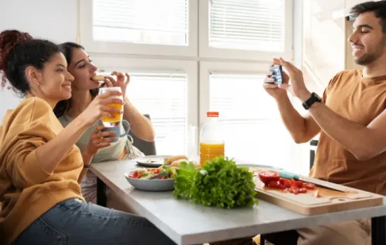 Mujer disfrutando de comer sano fuera de casa