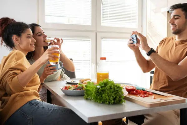 Mujer disfrutando de comer sano fuera de casa