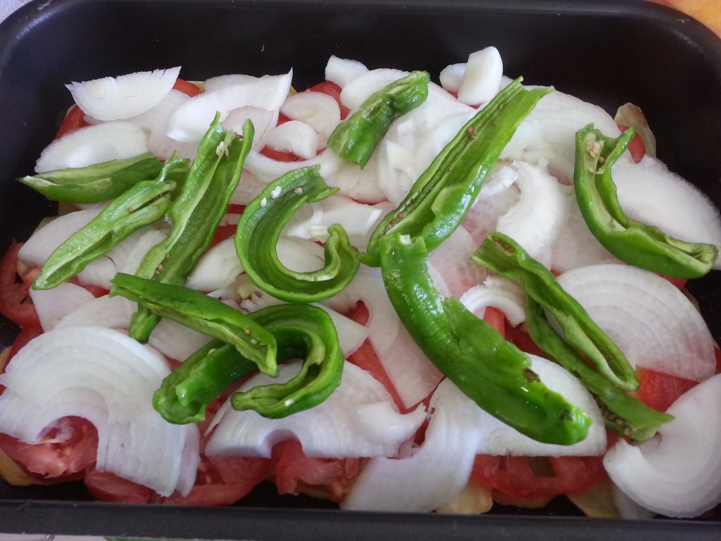 Pescado al horno con cama de verdura Pescado al horno con cama de verdura, recetas para adelgazar, recetas de pescado, recetas light, dietas online