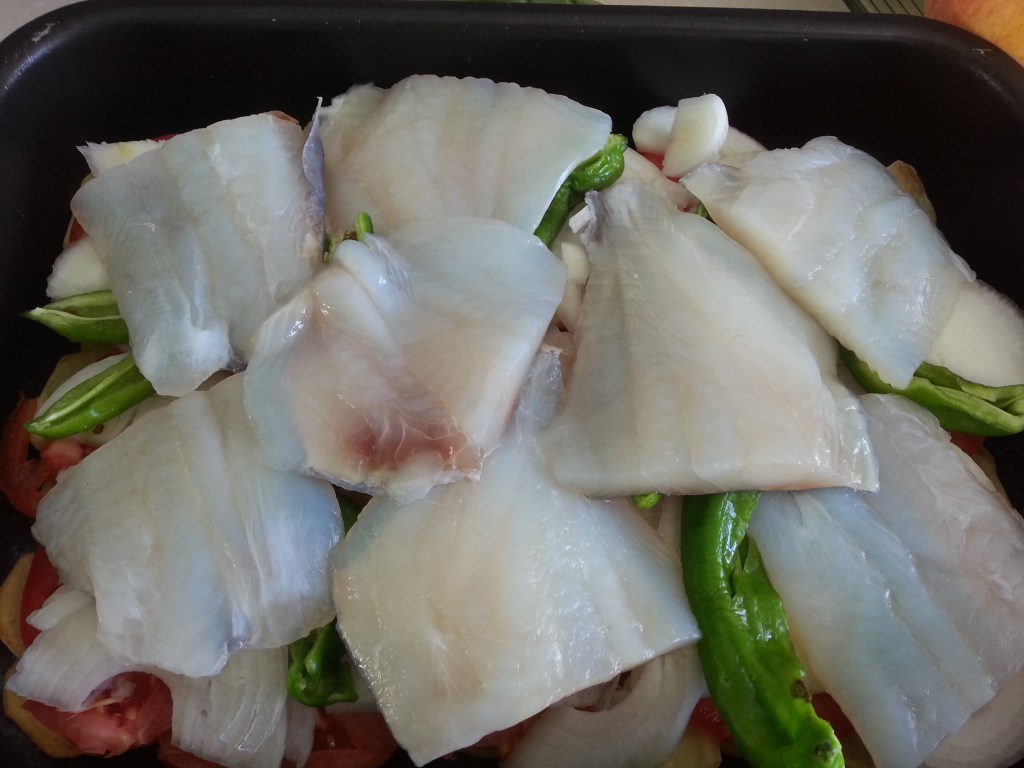 Pescado al horno con cama de verdura Pescado al horno con cama de verdura, recetas para adelgazar, recetas de pescado, recetas light, dietas online