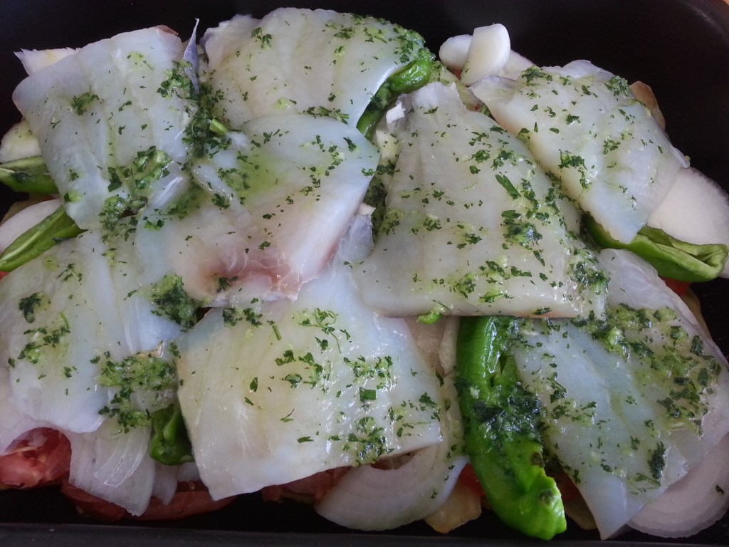 Pescado al horno con cama de verdura Pescado al horno con cama de verdura, recetas para adelgazar, recetas de pescado, recetas light, dietas online