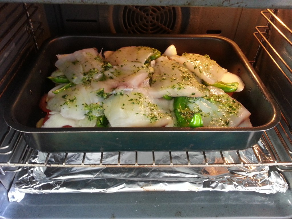 Pescado al horno con cama de verdura Pescado al horno con cama de verdura, recetas para adelgazar, recetas de pescado, recetas light, dietas online