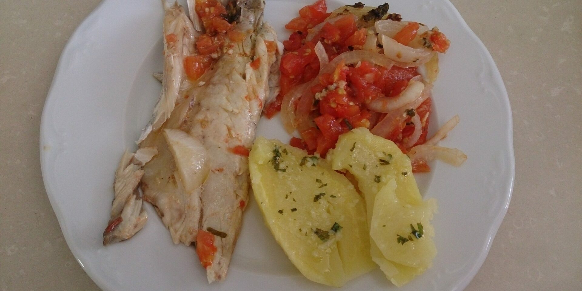 Lubina al horno con tomates al jerez, recetas de pescado, recetas light, recetas para adelgazar, comer bien,