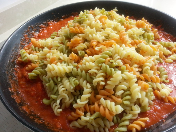 Espirales con pimientos rojos, recetas de pasta, recetas light, recetas saludables, recetas para adelgazar