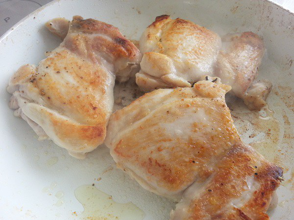 Contramuslos de pollo encebollado Contramuslos de pollo encebollado
