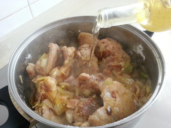 Contramuslos de pollo al txacolí, recetas saludables, recetas para adelgazar, recetas light