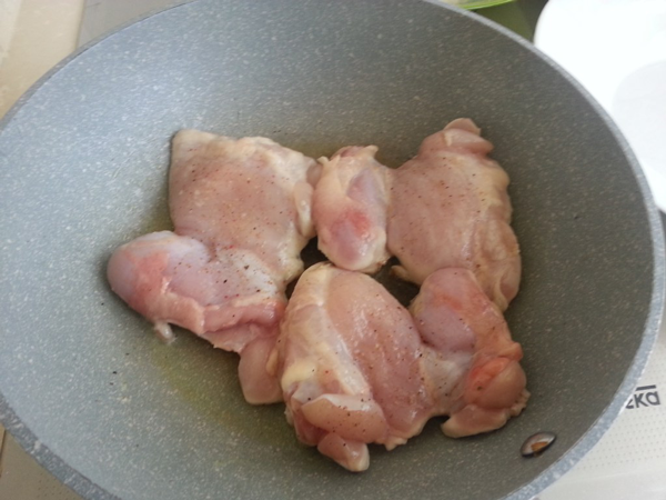 Contramuslos de pollo encebollado Contramuslos de pollo encebollado