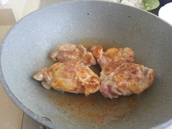 Contramuslos de pollo encebollado Contramuslos de pollo encebollado