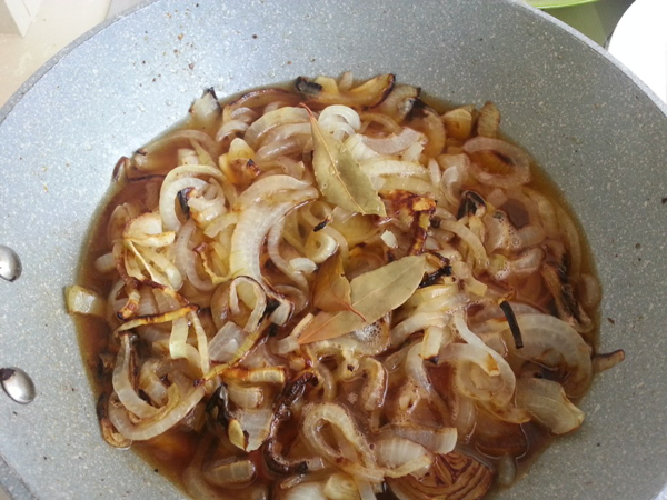 Contramuslos de pollo encebollado