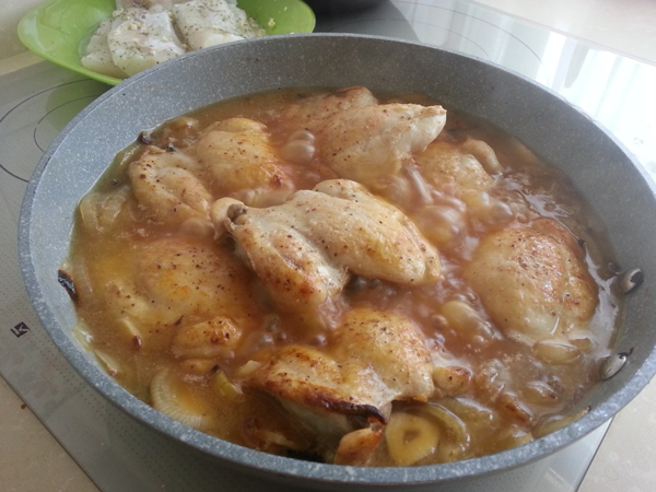 Contramuslos de pollo encebollado Contramuslos de pollo encebollado