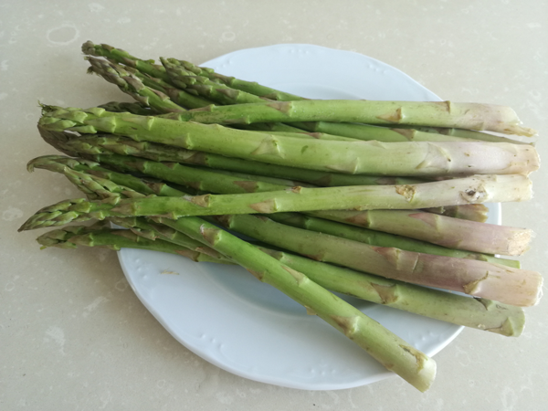Espárragos trigueros con ajo y guindilla Espárragos trigueros con ajo y guindilla, recetas, recetas de verdura, recetas para adelgazar, recetas light.