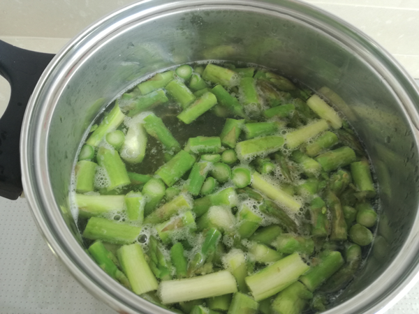 Espárragos trigueros con ajo y guindilla Espárragos trigueros con ajo y guindilla, recetas, recetas de verdura, recetas para adelgazar, recetas light.