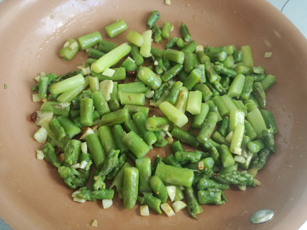Espárragos trigueros con ajo y guindilla Espárragos trigueros con ajo y guindilla, recetas, recetas de verdura, recetas para adelgazar, recetas light.