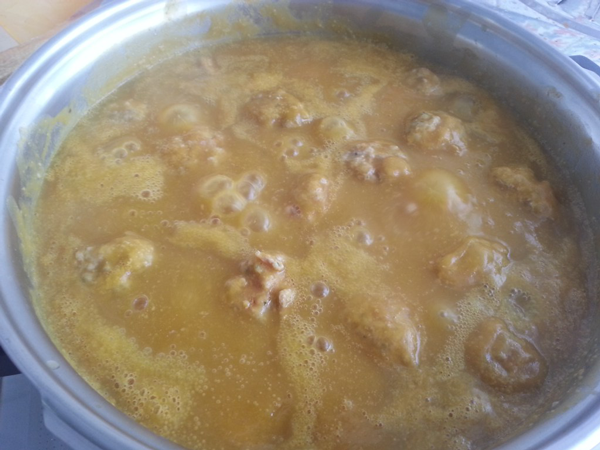 Poner en un bol el huevo, sal y un chorreón de leche desnatada, batir.  En el mortero ponemos el ajo pelado, perejil y sal y machacamos bien.  Volcamos el contenido del mortero el bol con el huevo y batimos de nuevo para repartir el majadillo de una forma homogénea.  Ponemos la carne en el bol y mezclamos batiendo, primero con un tenedor y luego con las manos, amasando bien.  Una vez tengamos nuestra masa, tomamos porciones de ella con una cucharada sopera y la vamos moldeando en bolas del tamaño que deseemos.  Salsa  Pelamos, lavamos y cortamos la cebolla pequeñita, hacemos lo mismo con el pimiento y la zanahoria.  Pelamos los tomates y los cortamos, también, pequeñitos.  En una cacerola poner el aceite y pochar la cebolla, el pimiento y la calabaza.  Cuando la verdura esté tierna, añadimos las albóndigas, tapamos y dejamos cocinar unos 20 minutos a fuego medio.  Pasado este tiempo sacamos las albóndigas y trituramos la salsa con la túrmix,  a continuación echamos las albóndigas dentro y dejamos cocer unos 10 minutos más, moviendo de vez en cuando.  Se sirve acompañado de puré de patata, patatas a lo pobre Diesalud o cualquier guarnición de verdura. Albóndigas online, dietas para adelgazar, dietas online, recetas para adelgazar,