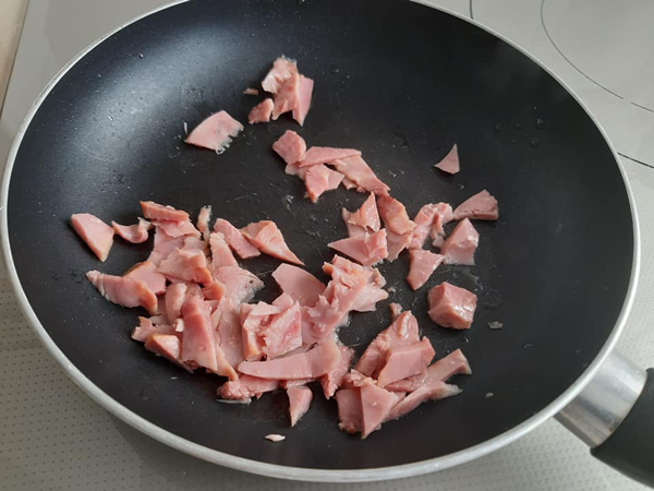 Ensalada de pera y beicon con aliño de mostaza