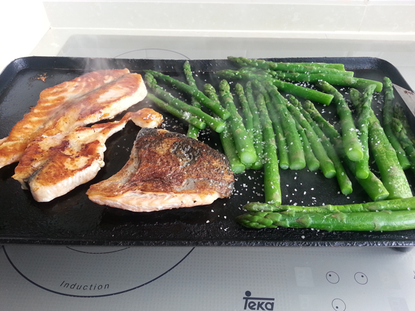 Salmón marinado con espárragos verdes, recetas de ensaladas, recetas para adelgazar, recetas light