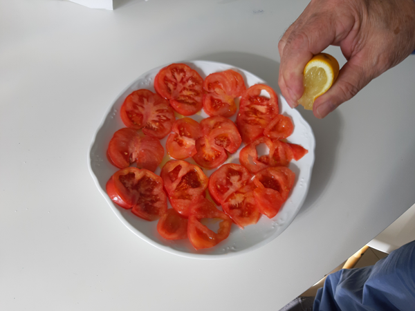 Ensalada de tomate y queso fresco al cilantro, recetas de ensalada, recetas light, recetas para adelgazar, dietista online, dietas online