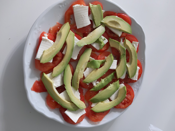 Ensalada de tomate y queso fresco al cilantro, recetas de ensalada, recetas light, recetas para adelgazar, dietista online, dietas online