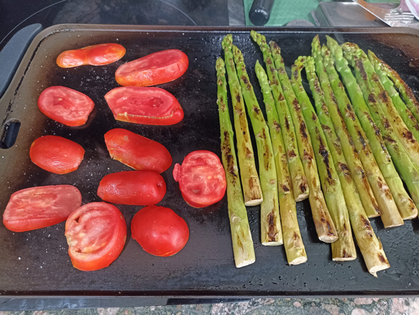 Espárragos y tomates a la plancha, recetas de guarniciones, recetas para adelgazar, recetas light, recetas de verdura