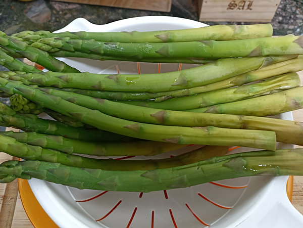 Espárragos y tomates a la plancha, recetas de guarniciones, recetas para adelgazar, recetas light, recetas de verdura