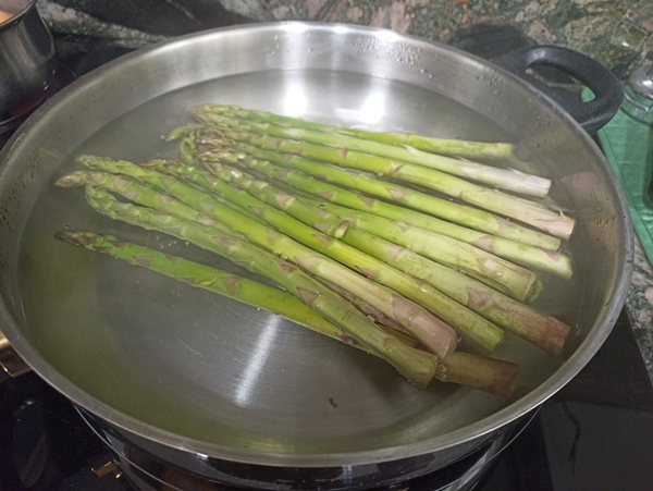 Espárragos y tomates a la plancha, recetas de guarniciones, recetas para adelgazar, recetas light, recetas de verdura