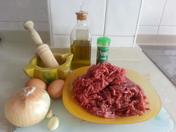 Poner en un bol el huevo, sal y un chorreón de leche desnatada, batir.  En el mortero ponemos el ajo pelado, perejil y sal y machacamos bien.  Volcamos el contenido del mortero el bol con el huevo y batimos de nuevo para repartir el majadillo de una forma homogénea.  Ponemos la carne en el bol y mezclamos batiendo, primero con un tenedor y luego con las manos, amasando bien.  Una vez tengamos nuestra masa, tomamos porciones de ella con una cucharada sopera y la vamos moldeando en bolas del tamaño que deseemos.  Salsa  Pelamos, lavamos y cortamos la cebolla pequeñita, hacemos lo mismo con el pimiento y la zanahoria.  Pelamos los tomates y los cortamos, también, pequeñitos.  En una cacerola poner el aceite y pochar la cebolla, el pimiento y la calabaza.  Cuando la verdura esté tierna, añadimos las albóndigas, tapamos y dejamos cocinar unos 20 minutos a fuego medio.  Pasado este tiempo sacamos las albóndigas y trituramos la salsa con la túrmix,  a continuación echamos las albóndigas dentro y dejamos cocer unos 10 minutos más, moviendo de vez en cuando.  Se sirve acompañado de puré de patata, patatas a lo pobre Diesalud o cualquier guarnición de verdura. Albóndigas online, dietas para adelgazar, dietas online, recetas para adelgazar,