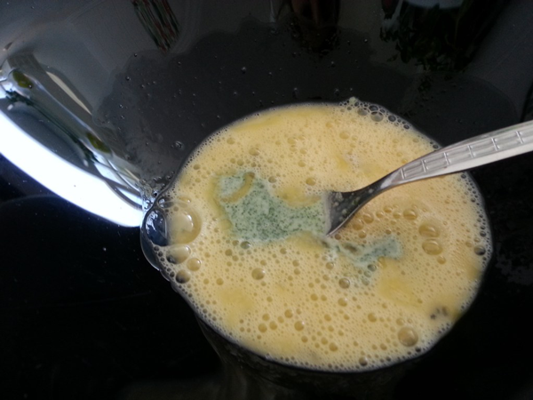 Poner en un bol el huevo, sal y un chorreón de leche desnatada, batir.  En el mortero ponemos el ajo pelado, perejil y sal y machacamos bien.  Volcamos el contenido del mortero el bol con el huevo y batimos de nuevo para repartir el majadillo de una forma homogénea.  Ponemos la carne en el bol y mezclamos batiendo, primero con un tenedor y luego con las manos, amasando bien.  Una vez tengamos nuestra masa, tomamos porciones de ella con una cucharada sopera y la vamos moldeando en bolas del tamaño que deseemos.  Salsa  Pelamos, lavamos y cortamos la cebolla pequeñita, hacemos lo mismo con el pimiento y la zanahoria.  Pelamos los tomates y los cortamos, también, pequeñitos.  En una cacerola poner el aceite y pochar la cebolla, el pimiento y la calabaza.  Cuando la verdura esté tierna, añadimos las albóndigas, tapamos y dejamos cocinar unos 20 minutos a fuego medio.  Pasado este tiempo sacamos las albóndigas y trituramos la salsa con la túrmix,  a continuación echamos las albóndigas dentro y dejamos cocer unos 10 minutos más, moviendo de vez en cuando.  Se sirve acompañado de puré de patata, patatas a lo pobre Diesalud o cualquier guarnición de verdura. Albóndigas online, dietas para adelgazar, dietas online, recetas para adelgazar,