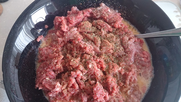 Poner en un bol el huevo, sal y un chorreón de leche desnatada, batir.  En el mortero ponemos el ajo pelado, perejil y sal y machacamos bien.  Volcamos el contenido del mortero el bol con el huevo y batimos de nuevo para repartir el majadillo de una forma homogénea.  Ponemos la carne en el bol y mezclamos batiendo, primero con un tenedor y luego con las manos, amasando bien.  Una vez tengamos nuestra masa, tomamos porciones de ella con una cucharada sopera y la vamos moldeando en bolas del tamaño que deseemos.  Salsa  Pelamos, lavamos y cortamos la cebolla pequeñita, hacemos lo mismo con el pimiento y la zanahoria.  Pelamos los tomates y los cortamos, también, pequeñitos.  En una cacerola poner el aceite y pochar la cebolla, el pimiento y la calabaza.  Cuando la verdura esté tierna, añadimos las albóndigas, tapamos y dejamos cocinar unos 20 minutos a fuego medio.  Pasado este tiempo sacamos las albóndigas y trituramos la salsa con la túrmix,  a continuación echamos las albóndigas dentro y dejamos cocer unos 10 minutos más, moviendo de vez en cuando.  Se sirve acompañado de puré de patata, patatas a lo pobre Diesalud o cualquier guarnición de verdura. Albóndigas online, dietas para adelgazar, dietas online, recetas para adelgazar,