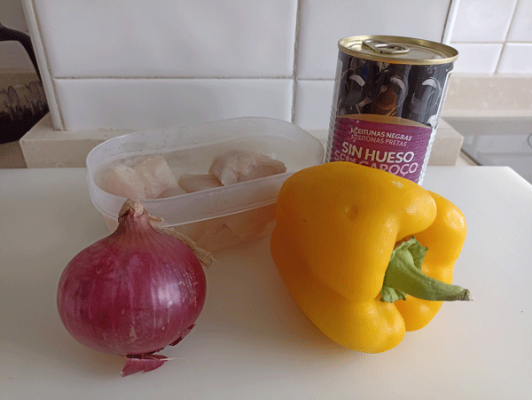 Brocheta de rape con cebolla morada y aceitunas Brocheta de rape con cebolla morada y aceitunas, recetas de pescado, recetas para adelgazar, recetas light, proteína,