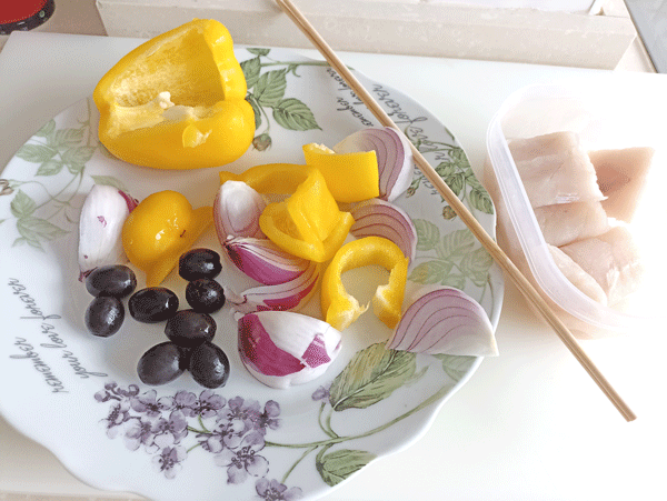 Brocheta de rape con cebolla morada y aceitunas Brocheta de rape con cebolla morada y aceitunas, recetas de pescado, recetas para adelgazar, recetas light, proteína,