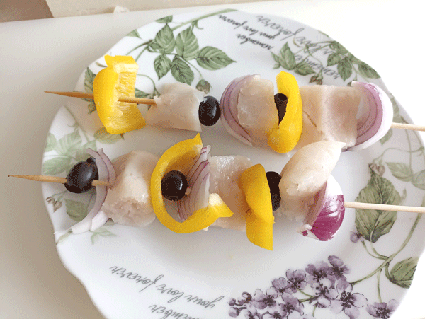 Brocheta de rape con cebolla morada y aceitunas Brocheta de rape con cebolla morada y aceitunas, recetas de pescado, recetas para adelgazar, recetas light, proteína,