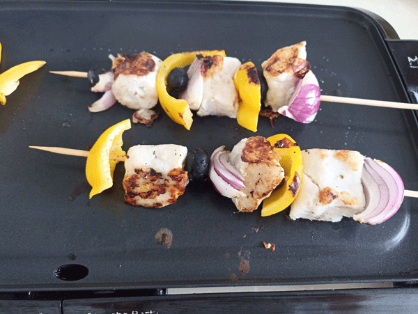 Brocheta de rape con cebolla morada y aceitunas Brocheta de rape con cebolla morada y aceitunas, recetas de pescado, recetas para adelgazar, recetas light, proteína,