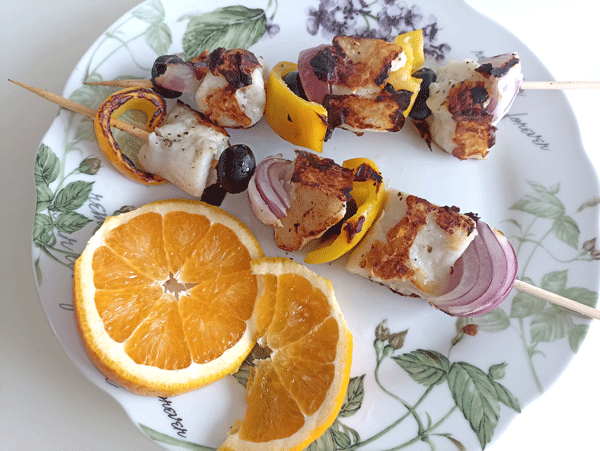 Brocheta de rape con cebolla morada y aceitunas Brocheta de rape con cebolla morada y aceitunas, recetas de pescado, recetas para adelgazar, recetas light, proteína,